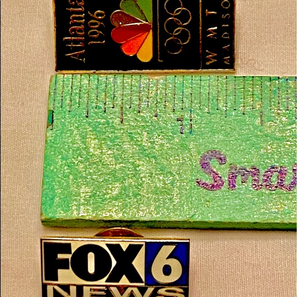 2 Vintage/Collectible Local 📺 TV News📰 Pins - Picture 5 of 11